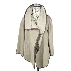 Marc New York Stylish Women’s Cream Cape with Brown Trim. Size Large